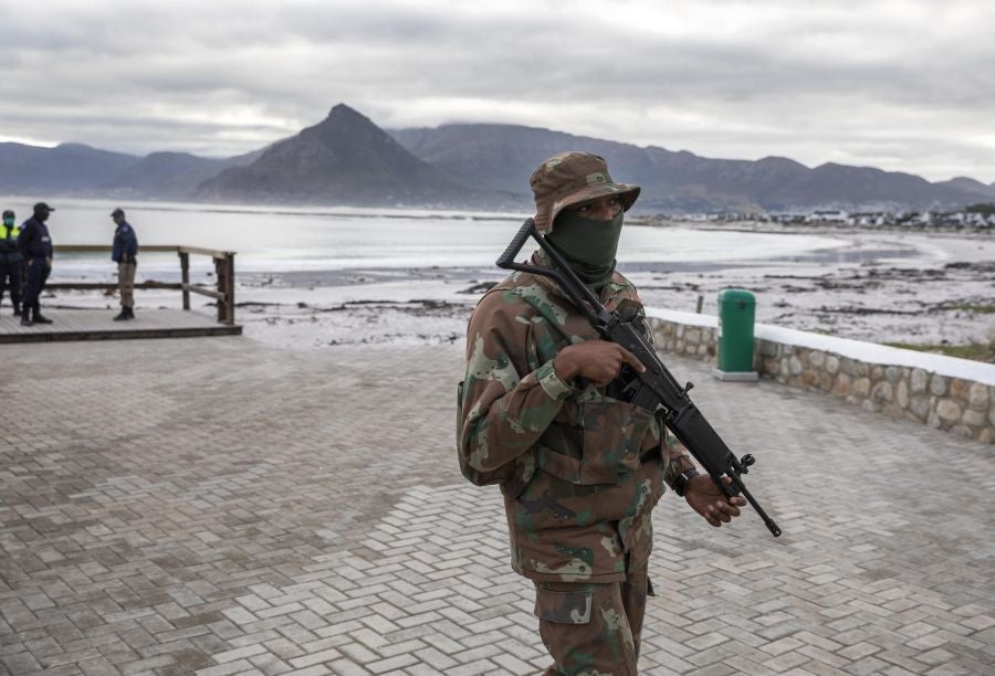 Los surfistas de Ciudad del Cabo protestan contra las medidas que permiten hacer deporte pero que olvidan las disciplinas acuáticas. 
