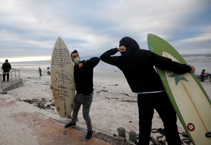 Los surfistas de Ciudad del Cabo protestan contra las medidas que permiten hacer deporte pero que olvidan las disciplinas acuáticas. 