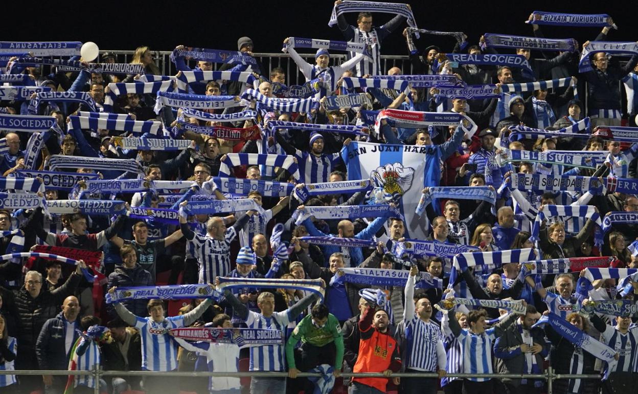 La afición de la Real Sociedad en la grada de Anduva, en marzo.