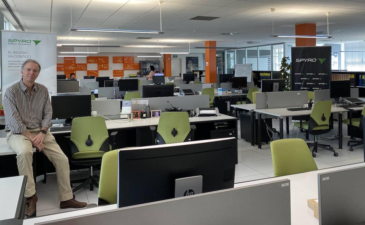 Ricardo González posa en las instalaciones que Spyro ocupa en el parque tecnológico de Miramón.