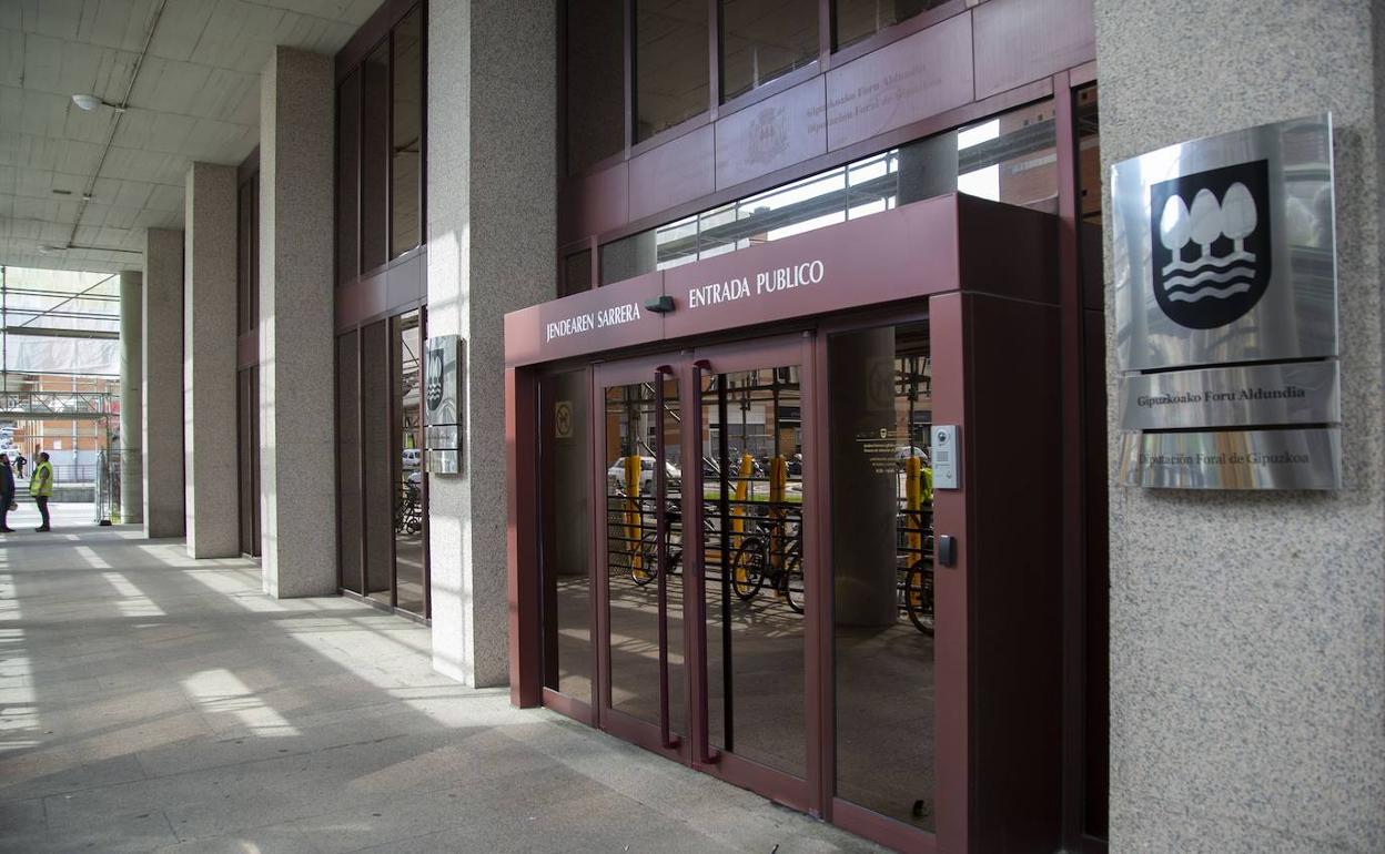 Exterior de la sede de la Hacienda foral, en el barrio de Errotaburu de San Sebastián.
