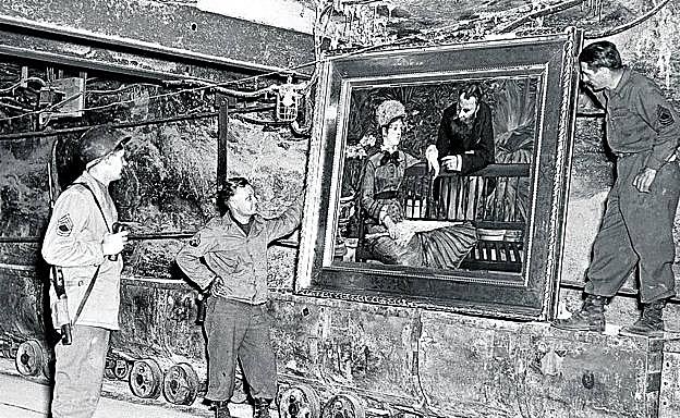 Tres soldados estadounidenses junto a un cuadro de Manet descubierto en las minas de Merkers, Alemania, a finales de 1945.