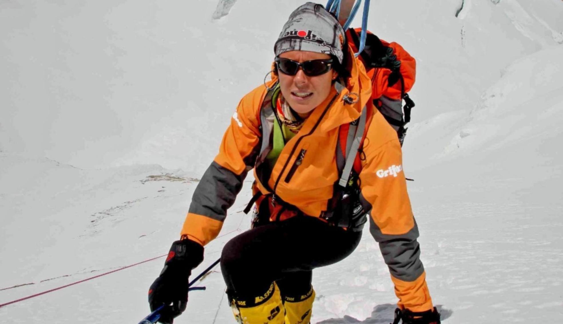  Esfuerzo. Edurne Pasaban, en plena ascensión a uno de sus 14 ochomiles. Se cumplen diez años de su gesta deportiva que le llevó a ser la primera mujer en el mundo en hacerse con la preciada lista que le ha costado 18 años, de 1998 a 2010.