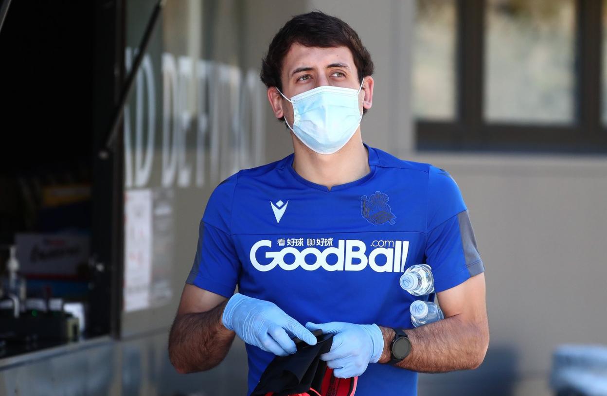 Mikel Oyarzabal se dispone a iniciar el entrenamiento individual a puerta cerrada, ayer por la mañana en Zubieta, protegido con mascarilla y guantes. 