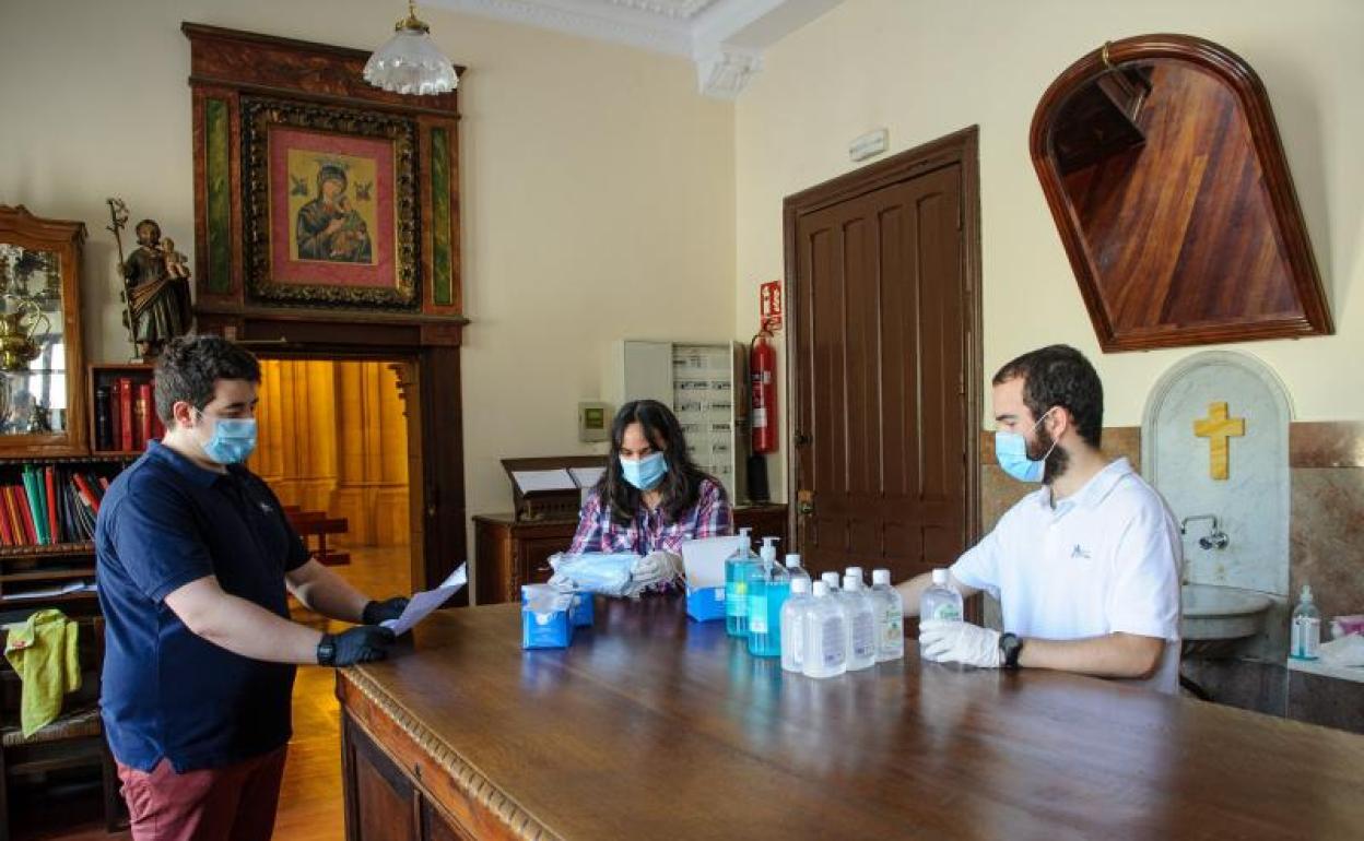 Mascarillas y geles en la parroquia San Ignacio de Gros. 