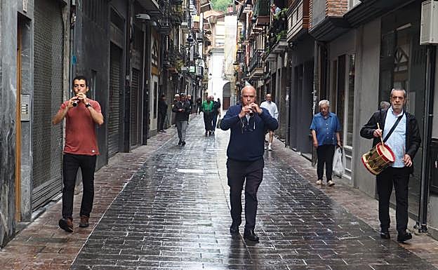 Dulzainas para alegrar la mañana del domingo en Elgoibar
