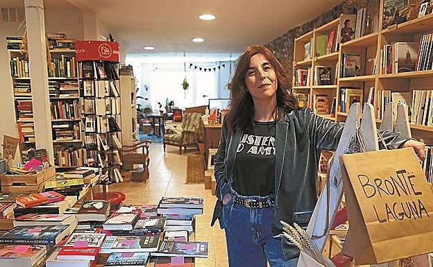 Ylenia Benito, en su librería de Irun. 
