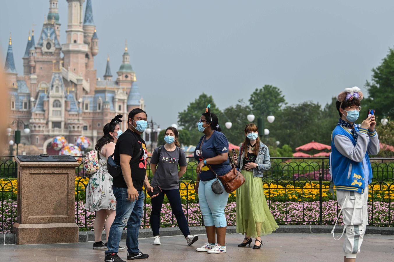 El parque temático de Disneylandia de Shanghái en China ha vuelto a abrir sus puertas. Sus visitantes, eso sí, tienen que llevar mascarillas y respetar las distancias de seguridad. 