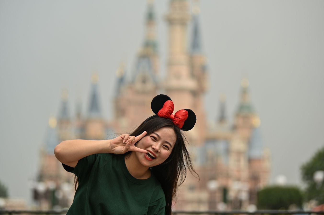El parque temático de Disneylandia de Shanghái en China ha vuelto a abrir sus puertas. Sus visitantes, eso sí, tienen que llevar mascarillas y respetar las distancias de seguridad. 