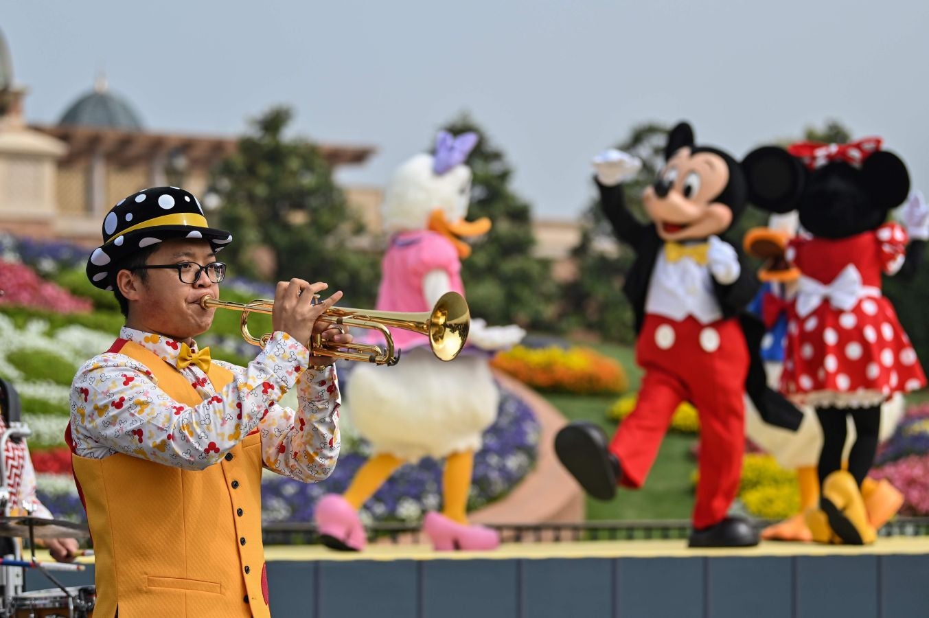 El parque temático de Disneylandia de Shanghái en China ha vuelto a abrir sus puertas. Sus visitantes, eso sí, tienen que llevar mascarillas y respetar las distancias de seguridad. 