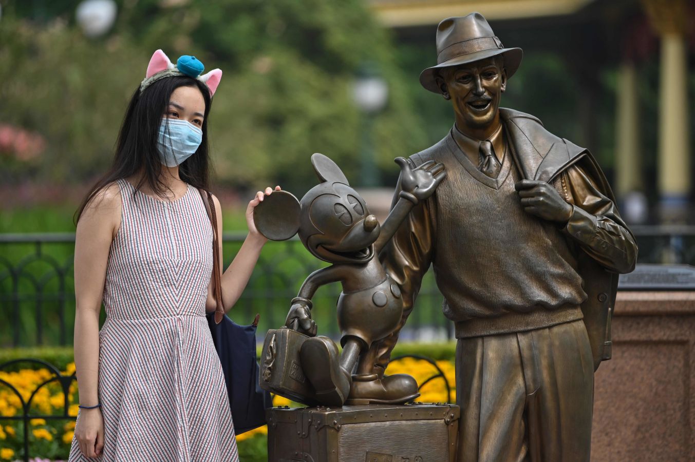 El parque temático de Disneylandia de Shanghái en China ha vuelto a abrir sus puertas. Sus visitantes, eso sí, tienen que llevar mascarillas y respetar las distancias de seguridad. 