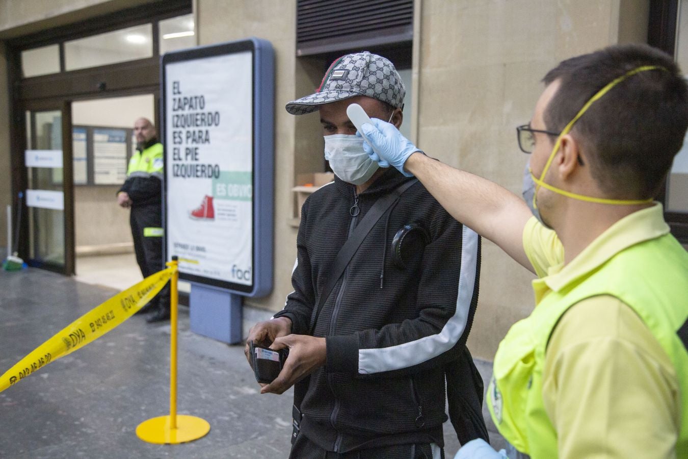 Desde hoy la DYA realizará controles de temperaturas a los usuarios de Euskotren. Esta mañana personal voluntario ha estado trabajando en la estación del Topo de Easo, en Donostia, donde han tomado la temperatura a los viajeros de forma siempre «voluntaria y aleatoria»