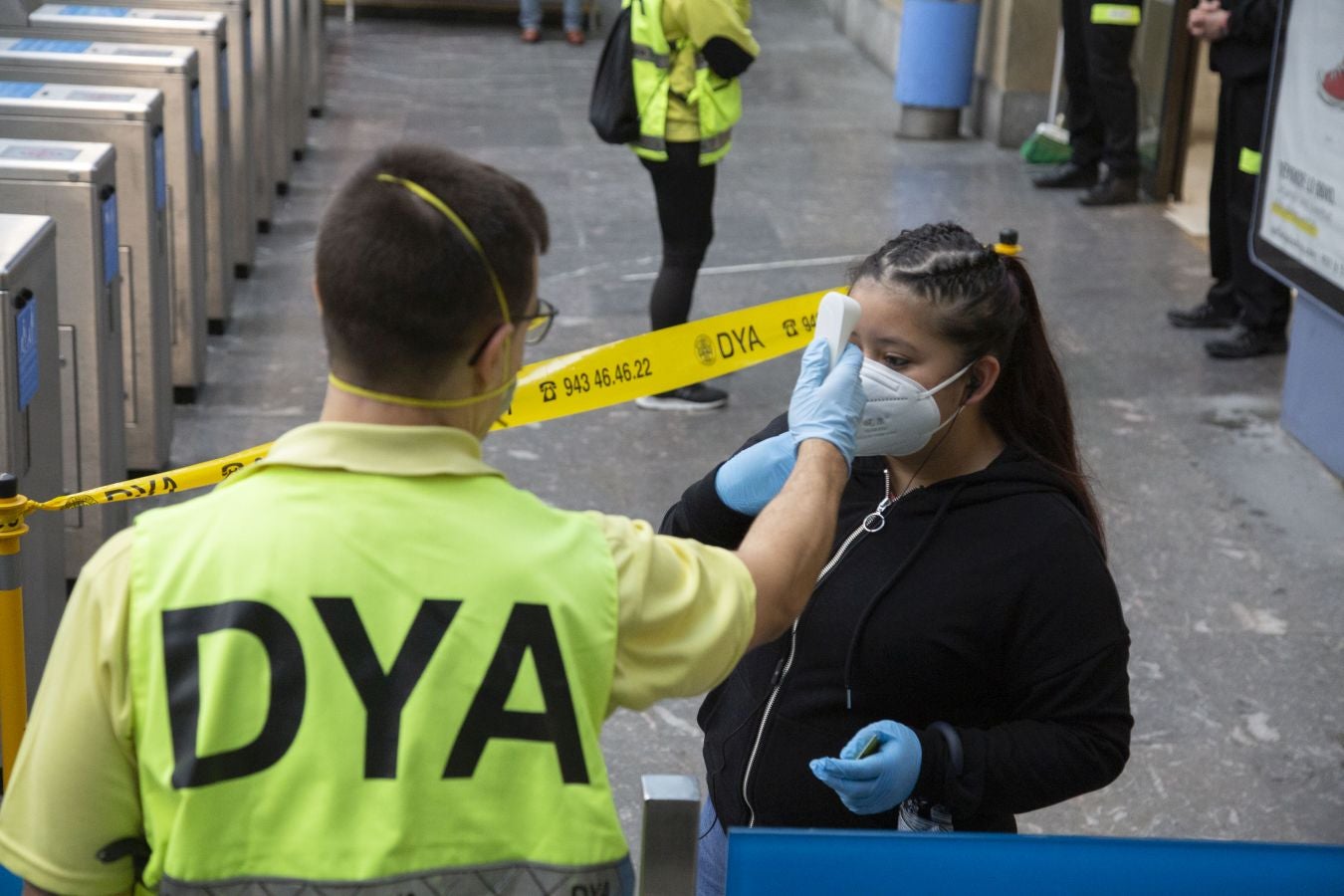 Desde hoy la DYA realizará controles de temperaturas a los usuarios de Euskotren. Esta mañana personal voluntario ha estado trabajando en la estación del Topo de Easo, en Donostia, donde han tomado la temperatura a los viajeros de forma siempre «voluntaria y aleatoria»