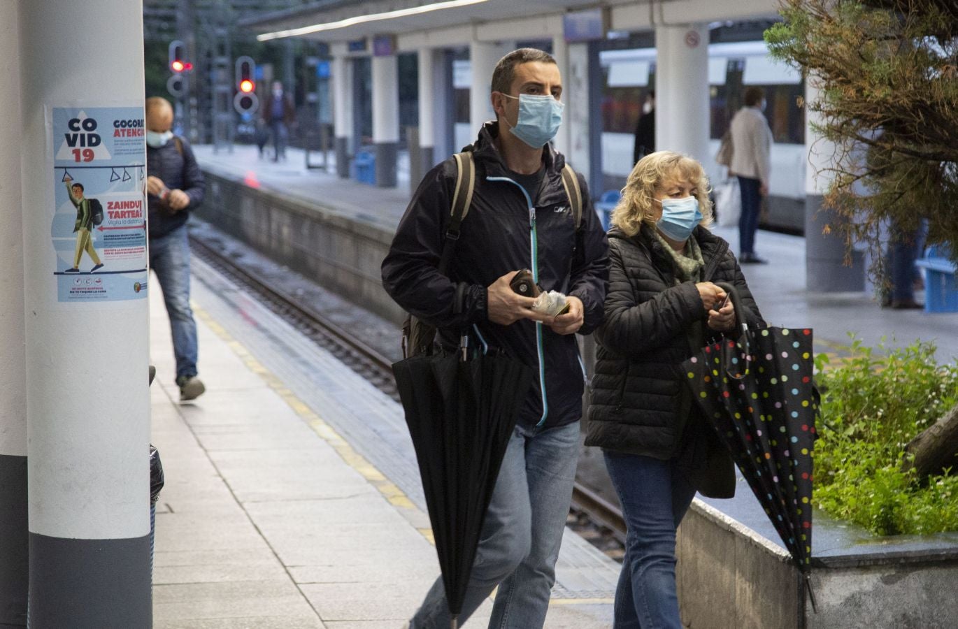 Desde hoy la DYA realizará controles de temperaturas a los usuarios de Euskotren. Esta mañana personal voluntario ha estado trabajando en la estación del Topo de Easo, en Donostia, donde han tomado la temperatura a los viajeros de forma siempre «voluntaria y aleatoria»