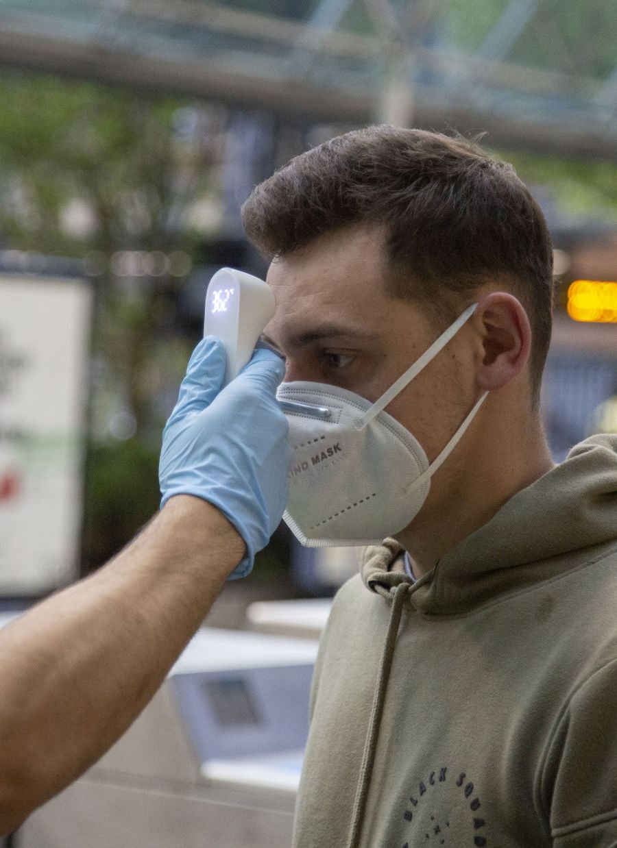 Desde hoy la DYA realizará controles de temperaturas a los usuarios de Euskotren. Esta mañana personal voluntario ha estado trabajando en la estación del Topo de Easo, en Donostia, donde han tomado la temperatura a los viajeros de forma siempre «voluntaria y aleatoria»