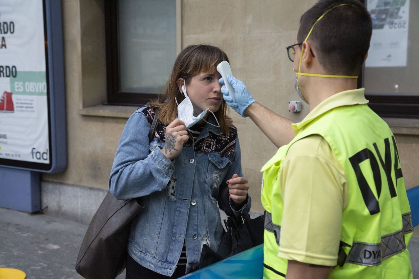 Desde hoy la DYA realizará controles de temperaturas a los usuarios de Euskotren. Esta mañana personal voluntario ha estado trabajando en la estación del Topo de Easo, en Donostia, donde han tomado la temperatura a los viajeros de forma siempre «voluntaria y aleatoria»