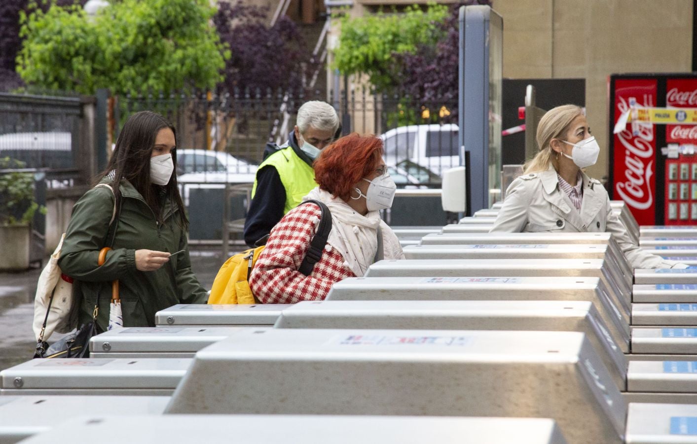 Desde hoy la DYA realizará controles de temperaturas a los usuarios de Euskotren. Esta mañana personal voluntario ha estado trabajando en la estación del Topo de Easo, en Donostia, donde han tomado la temperatura a los viajeros de forma siempre «voluntaria y aleatoria»