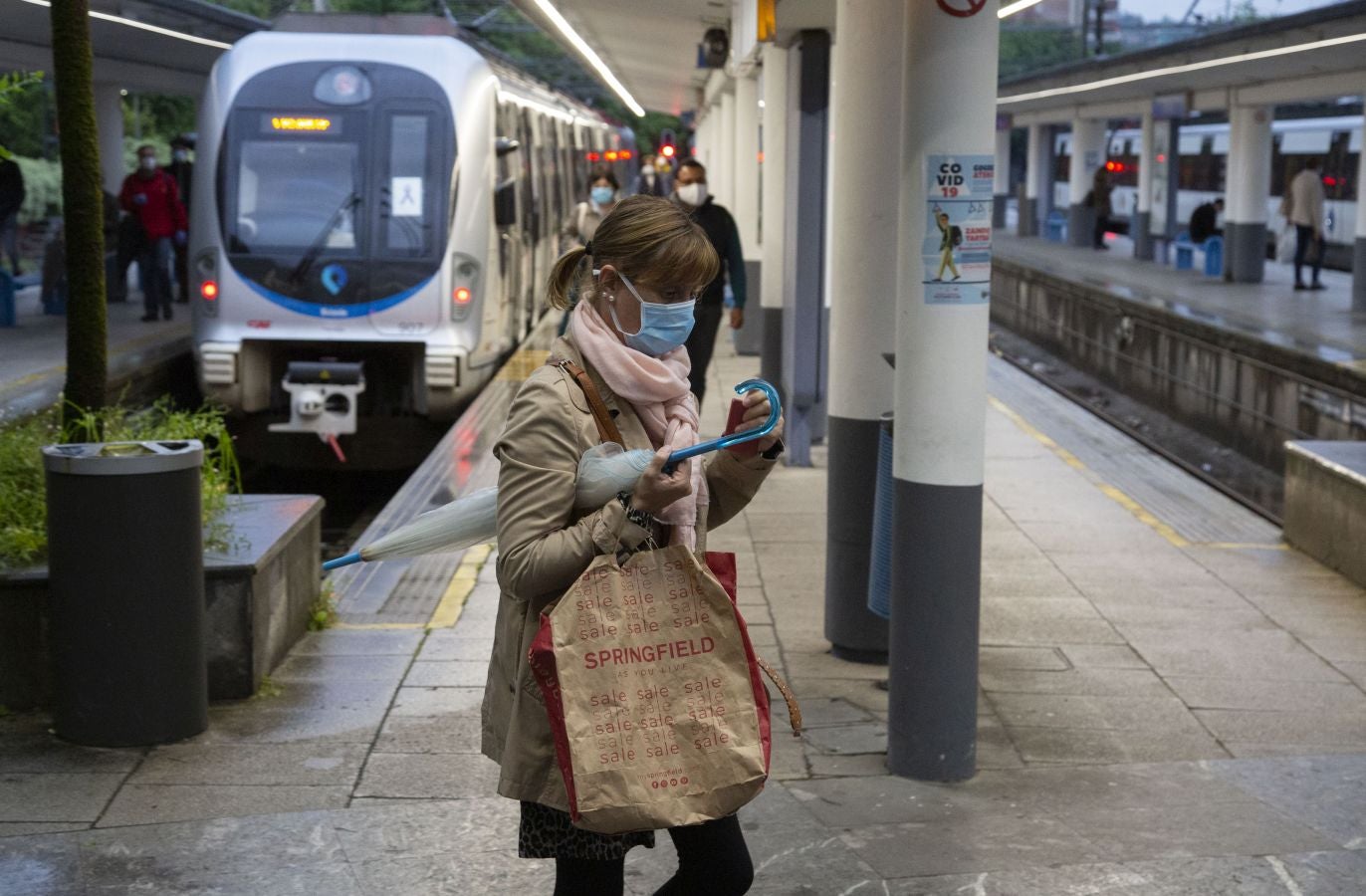 Desde hoy la DYA realizará controles de temperaturas a los usuarios de Euskotren. Esta mañana personal voluntario ha estado trabajando en la estación del Topo de Easo, en Donostia, donde han tomado la temperatura a los viajeros de forma siempre «voluntaria y aleatoria»