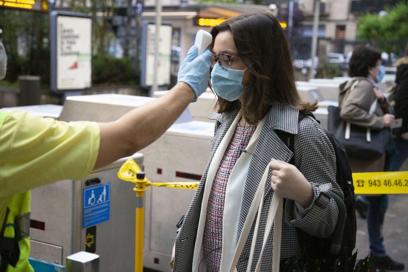 Desde hoy la DYA realizará controles de temperaturas a los usuarios de Euskotren. Esta mañana personal voluntario ha estado trabajando en la estación del Topo de Easo, en Donostia, donde han tomado la temperatura a los viajeros de forma siempre «voluntaria y aleatoria»