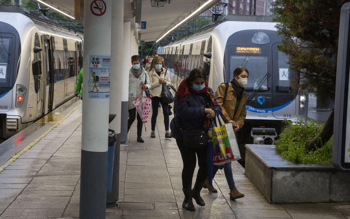 Desde hoy la DYA realizará controles de temperaturas a los usuarios de Euskotren. Esta mañana personal voluntario ha estado trabajando en la estación del Topo de Easo, en Donostia, donde han tomado la temperatura a los viajeros de forma siempre «voluntaria y aleatoria»