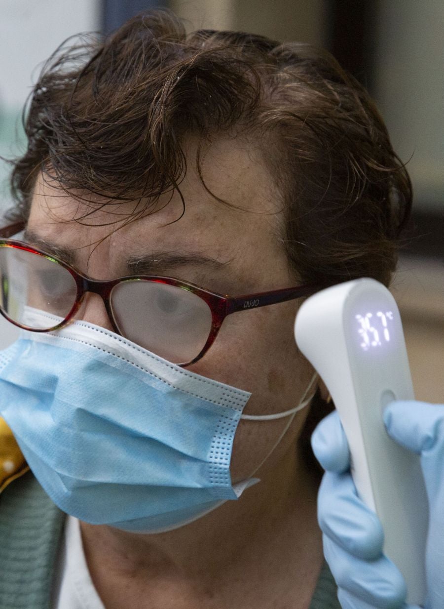 Desde hoy la DYA realizará controles de temperaturas a los usuarios de Euskotren. Esta mañana personal voluntario ha estado trabajando en la estación del Topo de Easo, en Donostia, donde han tomado la temperatura a los viajeros de forma siempre «voluntaria y aleatoria»