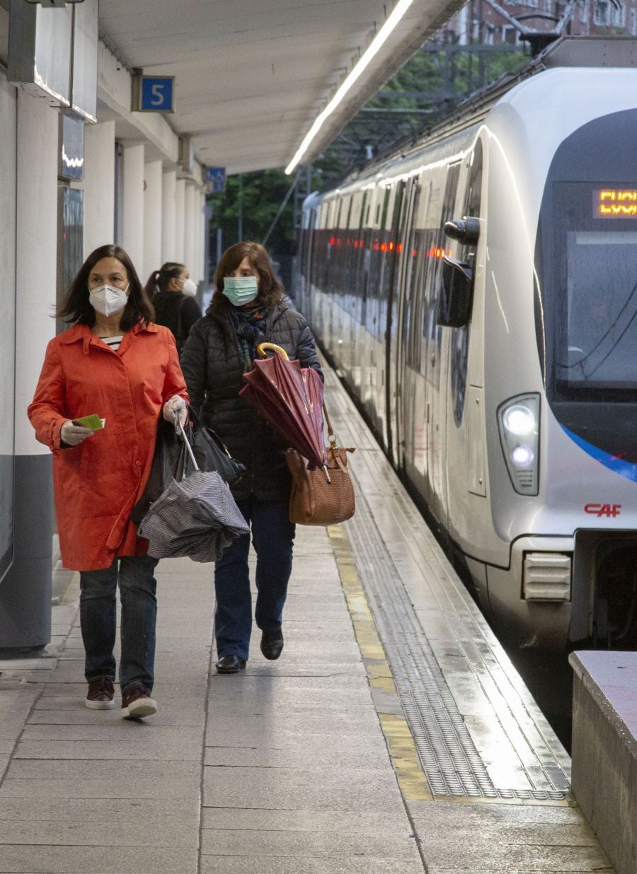 Desde hoy la DYA realizará controles de temperaturas a los usuarios de Euskotren. Esta mañana personal voluntario ha estado trabajando en la estación del Topo de Easo, en Donostia, donde han tomado la temperatura a los viajeros de forma siempre «voluntaria y aleatoria»