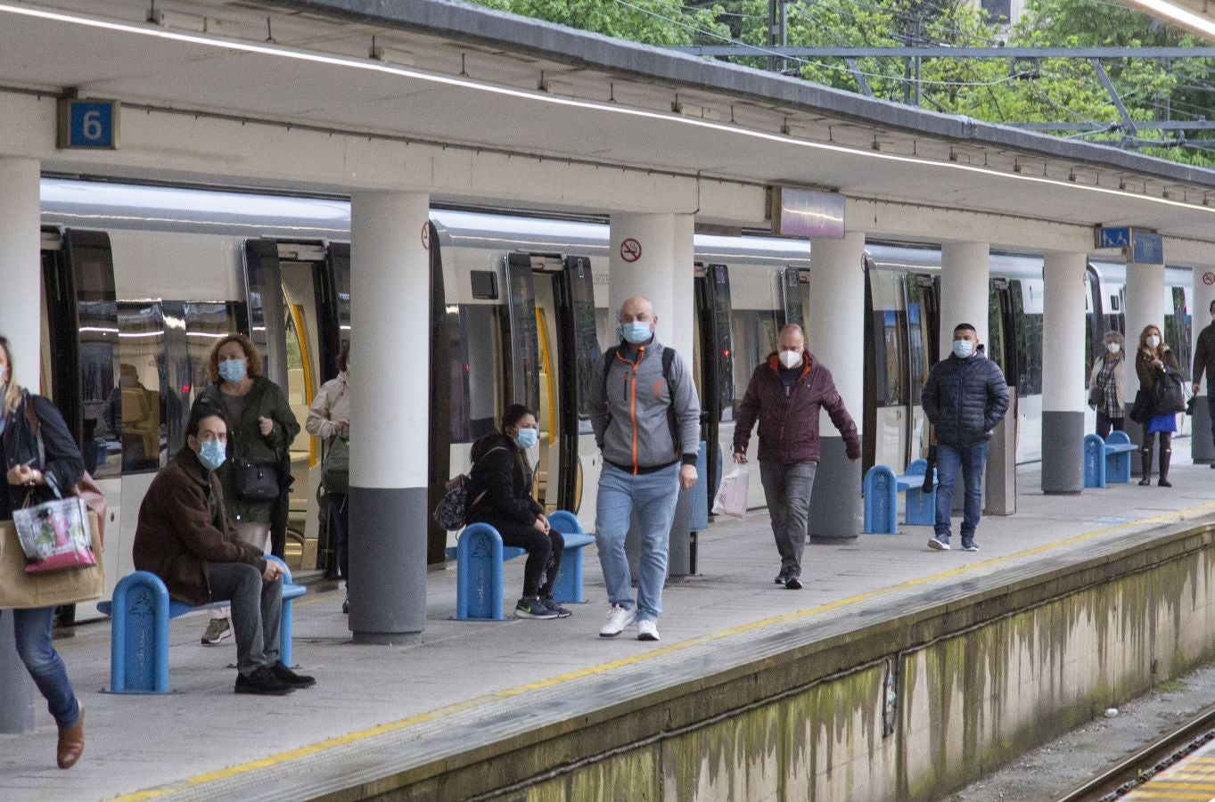 Desde hoy la DYA realizará controles de temperaturas a los usuarios de Euskotren. Esta mañana personal voluntario ha estado trabajando en la estación del Topo de Easo, en Donostia, donde han tomado la temperatura a los viajeros de forma siempre «voluntaria y aleatoria»