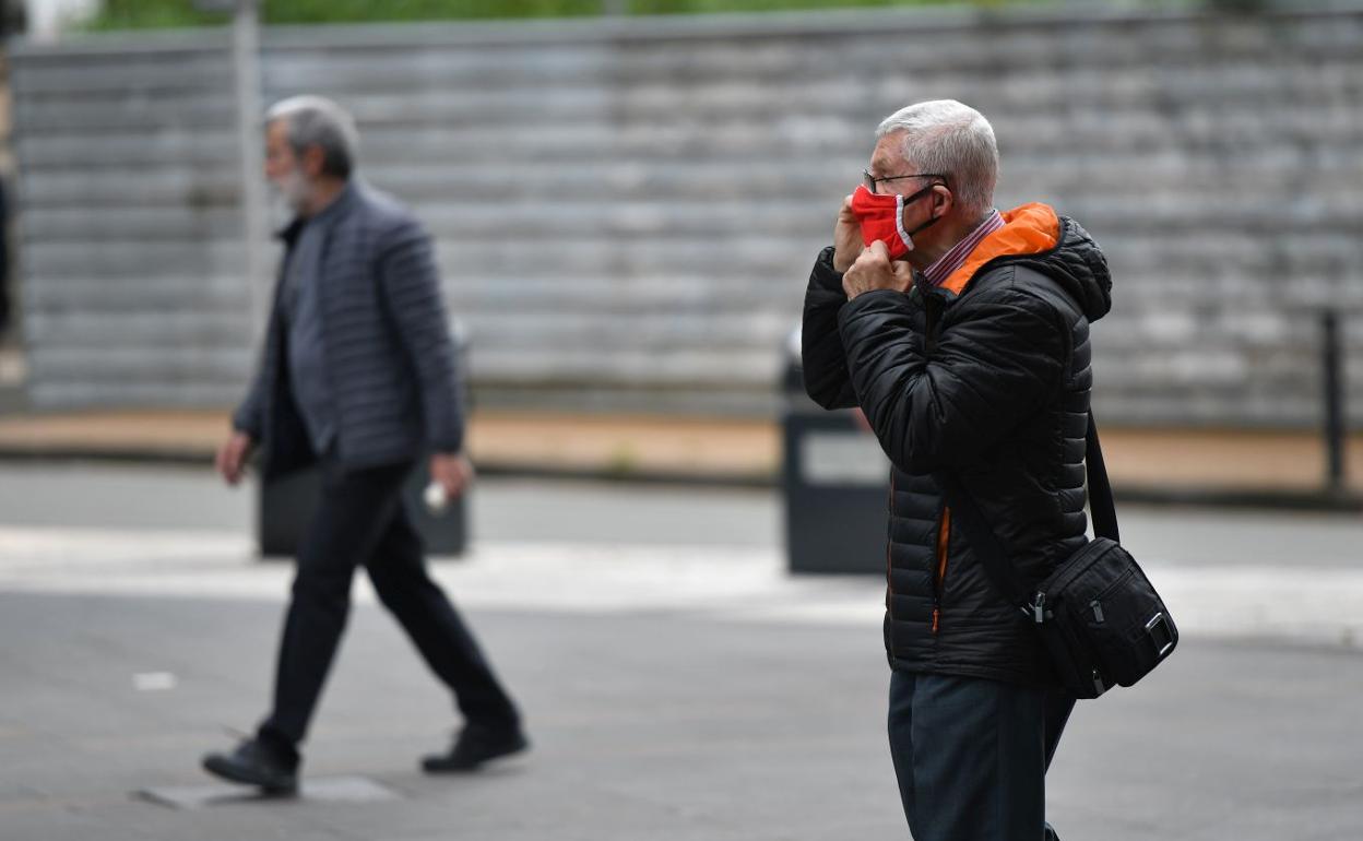Desescalada en Gipuzkoa: Los expertos ponen en duda el encaje legal de prohibir reuniones en los domicilios