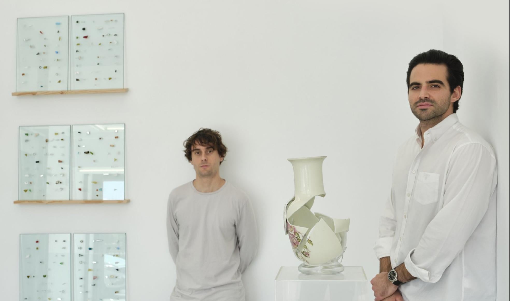 El artista Martin Lahitete junto a Gregorio Cibrián, de la galería Cibrián. 