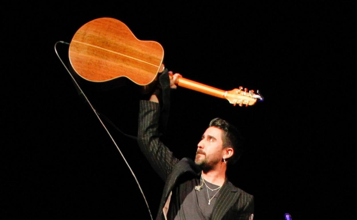 Álex Ubago, durante su actuación en la gala celebrada el pasado mes de diciembre por los 25 años de Teledonosti. 