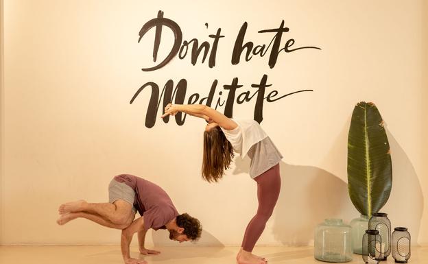 Dos profesores practicando en el estudio de Gros antes del confinamiento. 