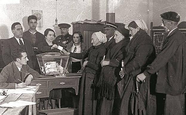 Imagen principal - Arriba, en 1933, acudieron las mujeres por primera vez a las urnas; abajo a la izquierda, acta de calificaciones de la Universidad de Oñati; abajo a la derecha, Enrique y su mujer cortando la tarta de bodas (1965). 