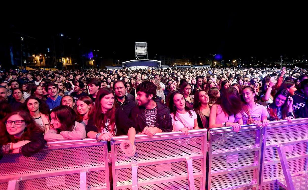 Multitud congregada en la explanada de Sagüés para un concierto.