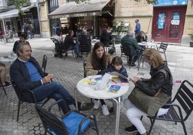 Imagen secundaria 1 - Izquierda: Juan Luis y María José se encontraron con su nuera Ania y la nieta, Emma, y se sentaron a tomar algo al aire libre. Derecha: Estos cuatro amigos brindaron ayer por este inicio de vuelta a la normalidad.