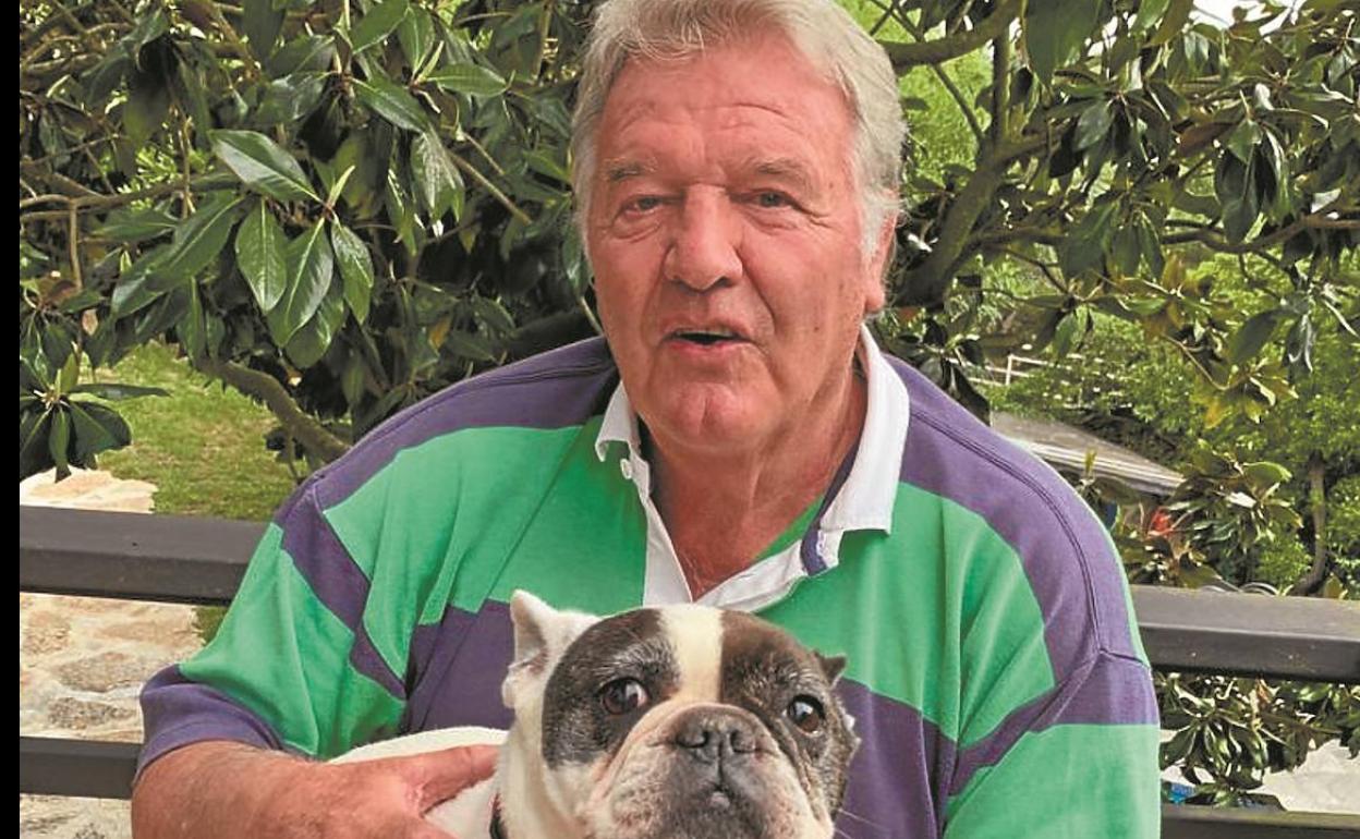 El galés posa el martes con 'Fanta', su mascota adoptada, que también mira fijamente a la cámara. 