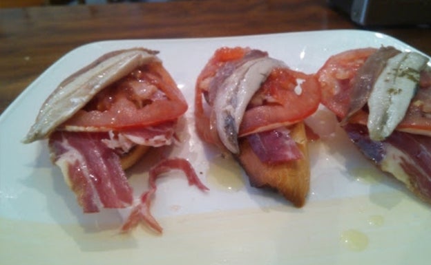 Los pintxos y el ambiente del Bar Manuel (Juanito)