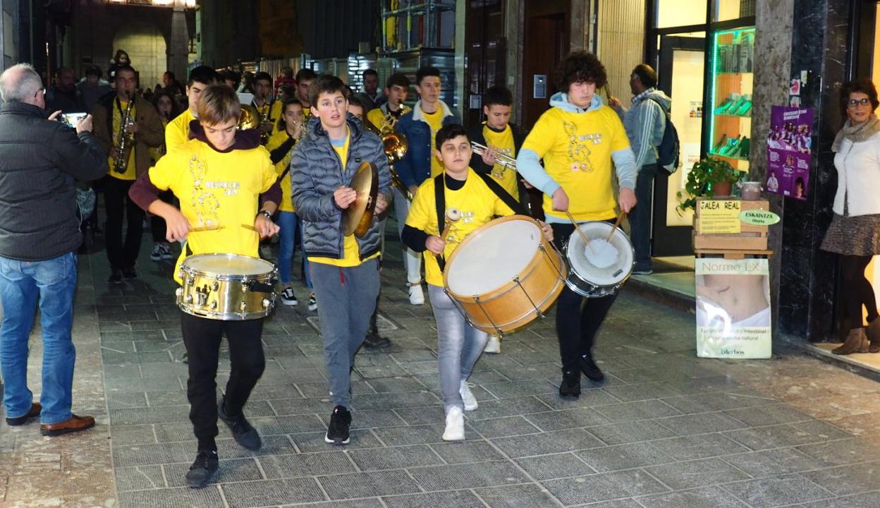 Alumnos de la escuela de música Inazio Bereziartua durante un recorrido por las calles de Elgoibar para conmemorar el día de Santa Cecilia. 
