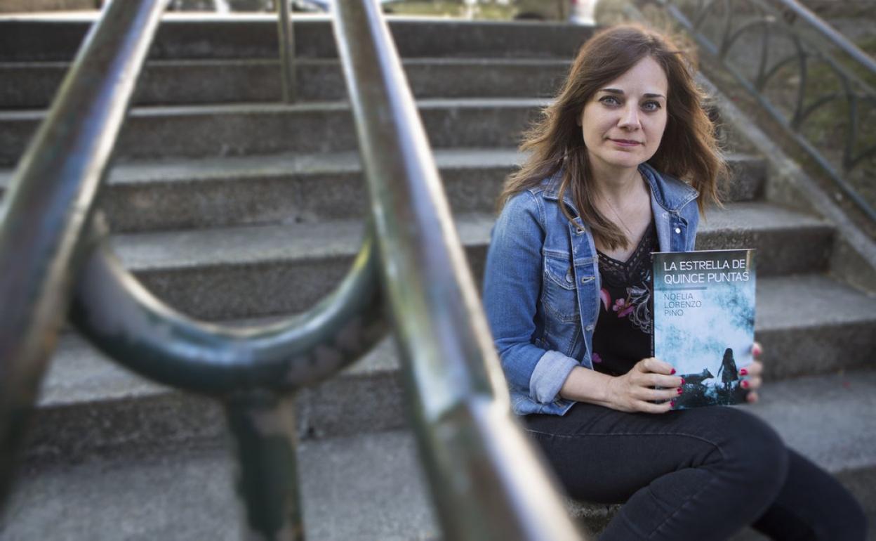 Noelia Lorenzo con un ejemplar de su nueva novela, publicada a principios de marzo. 