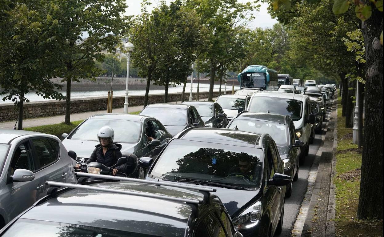 La fotografía es previa a la pandemia, pero las acumulaciones de coches en las entradas a San Sebastián ya se están volvieno a producir.