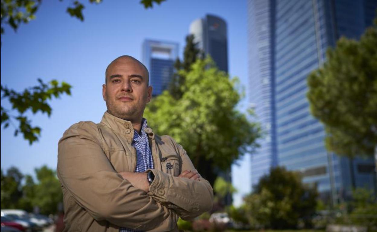 Jon Oleaga posa con los emblemáticos rascacielos de Madrid al fondo