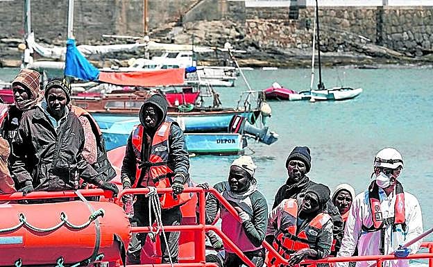 Inmigrantes rescatados por la Salvamar Menkalinan llegan al puerto grancanario de Arguineguín.