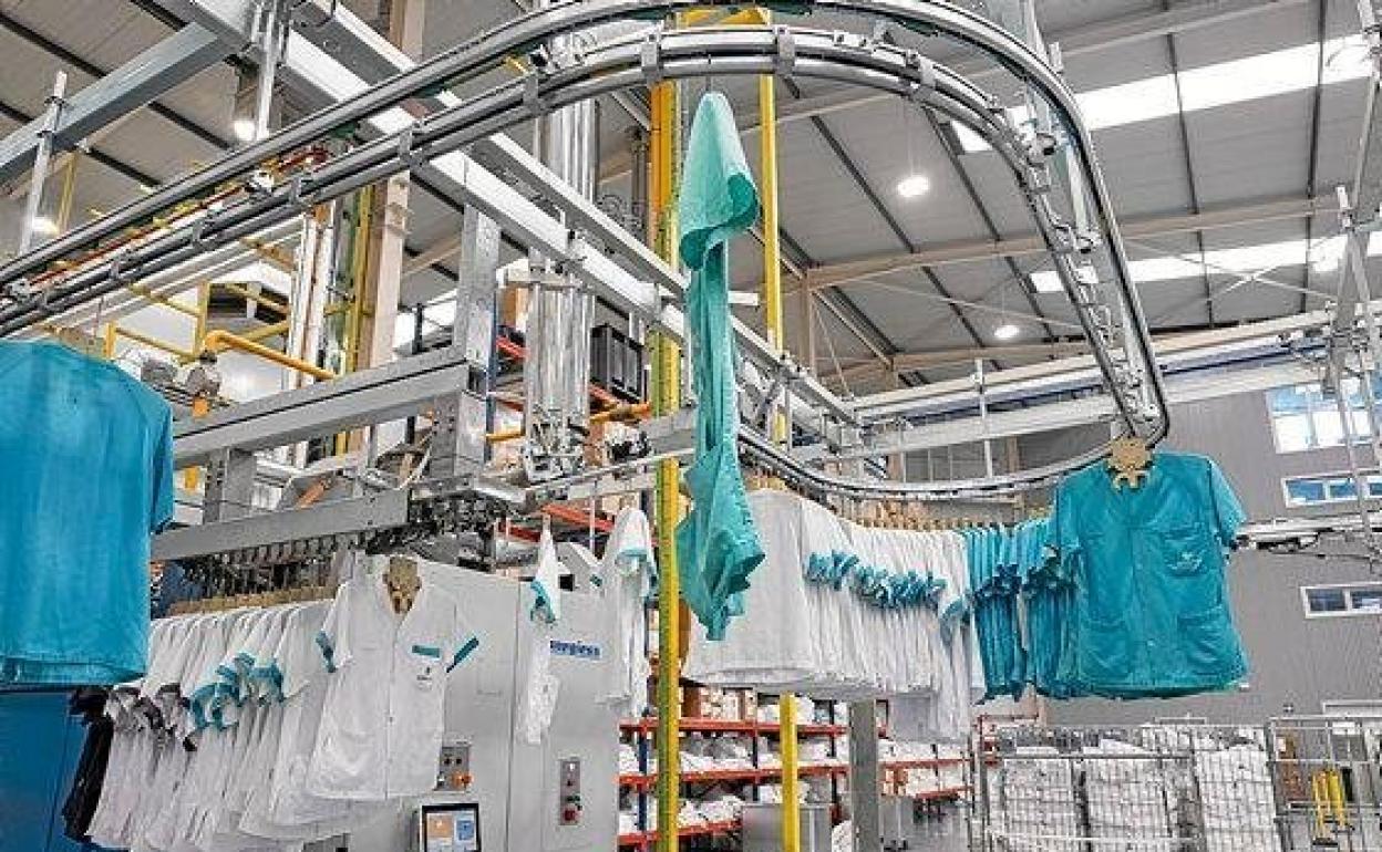 La lavandería de Gureak desinfecta más de 7 toneladas de ropa y textiles de contagiados por coronavirus en 14 residencias de mayores de Gipuzkoa