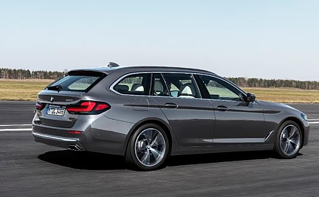 La nueva BMW Serie 5 se comercializa de inicio en las dos carrocerías: berlina y touring.