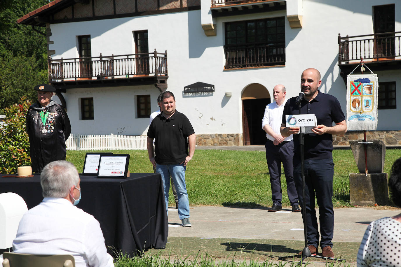 Ordizia ha recuperado este miércoles una nueva edición del Artzain eguna, aunque lo ha hecho con un único acto: la presentación del nuevo queso Idiazabal y el corte del mismo, que cada año realiza un popular personaje. Unai Campo, cocinero del restaurante Porrue de Bilbao y vinculado a la feria de Ordizia, ha sido la figura clave en una edición en la que que representantes del Gobierno Vasco y de la Diputación Foral de Gipuzkoa han seguido de forma telemática. No se ha podido celebrar, sin embargo, el tradicional paso de ovejas por el centro del pueblo