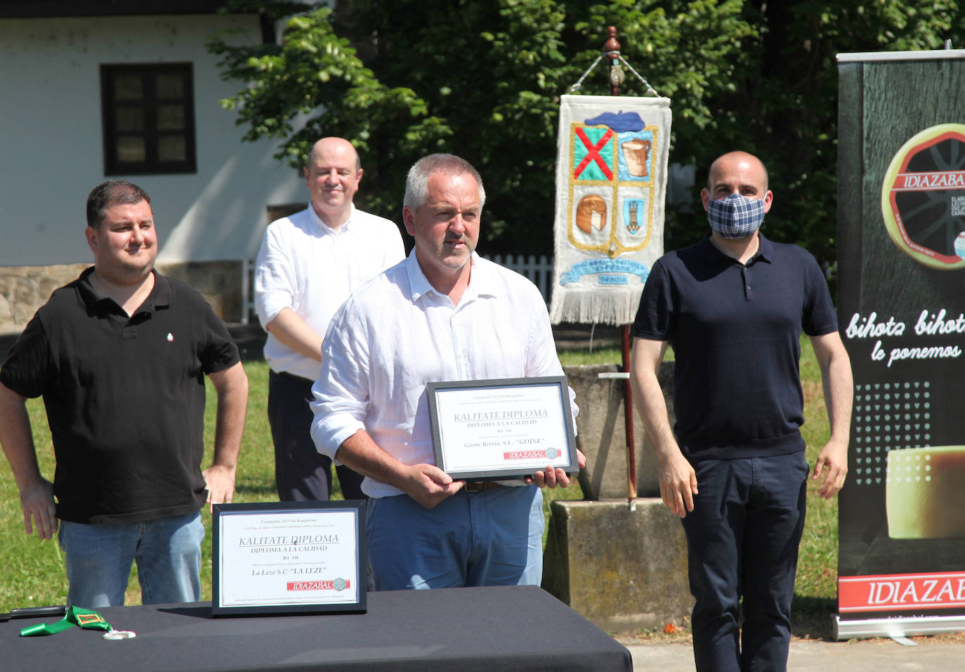 Ordizia ha recuperado este miércoles una nueva edición del Artzain eguna, aunque lo ha hecho con un único acto: la presentación del nuevo queso Idiazabal y el corte del mismo, que cada año realiza un popular personaje. Unai Campo, cocinero del restaurante Porrue de Bilbao y vinculado a la feria de Ordizia, ha sido la figura clave en una edición en la que que representantes del Gobierno Vasco y de la Diputación Foral de Gipuzkoa han seguido de forma telemática. No se ha podido celebrar, sin embargo, el tradicional paso de ovejas por el centro del pueblo
