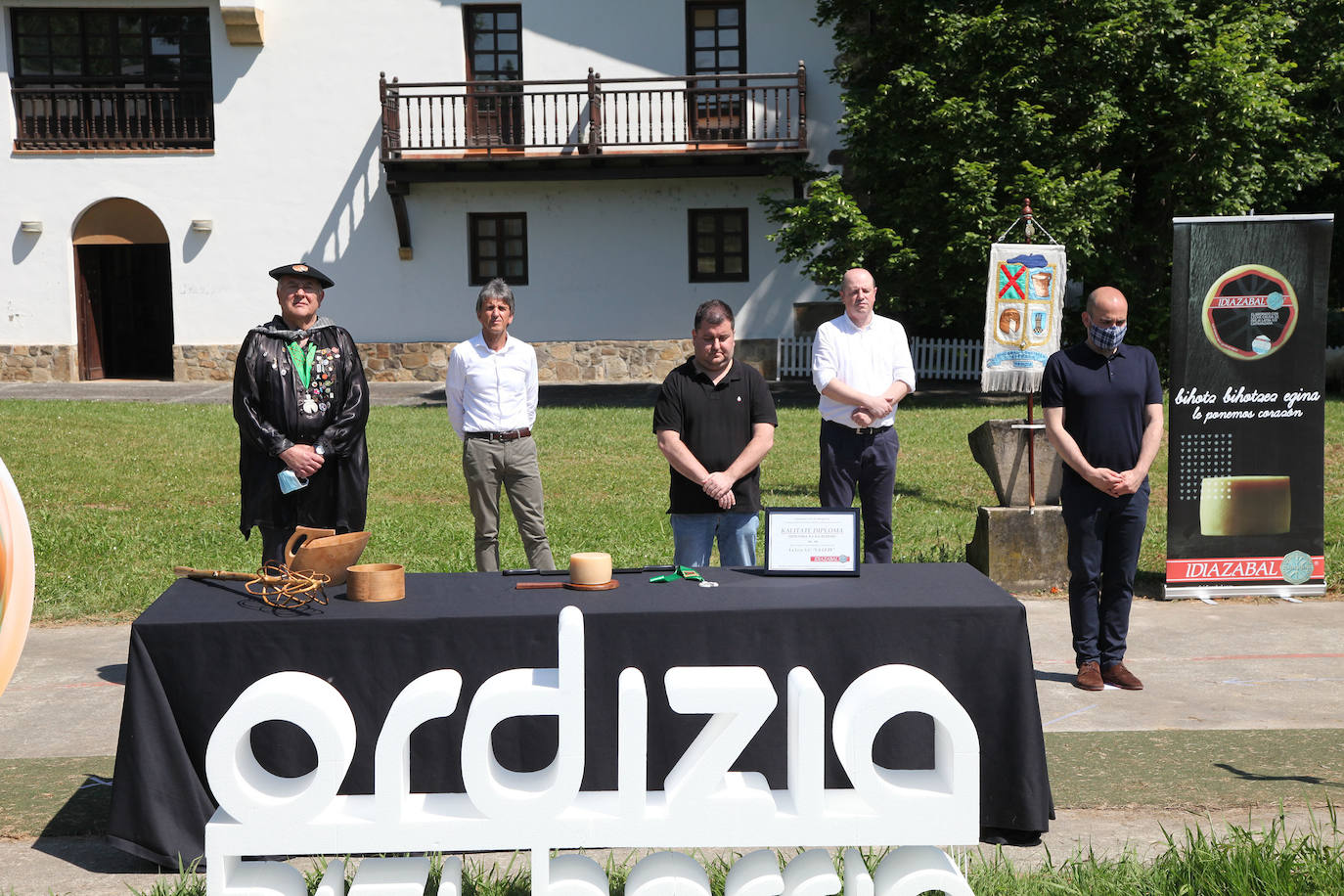 Ordizia ha recuperado este miércoles una nueva edición del Artzain eguna, aunque lo ha hecho con un único acto: la presentación del nuevo queso Idiazabal y el corte del mismo, que cada año realiza un popular personaje. Unai Campo, cocinero del restaurante Porrue de Bilbao y vinculado a la feria de Ordizia, ha sido la figura clave en una edición en la que que representantes del Gobierno Vasco y de la Diputación Foral de Gipuzkoa han seguido de forma telemática. No se ha podido celebrar, sin embargo, el tradicional paso de ovejas por el centro del pueblo