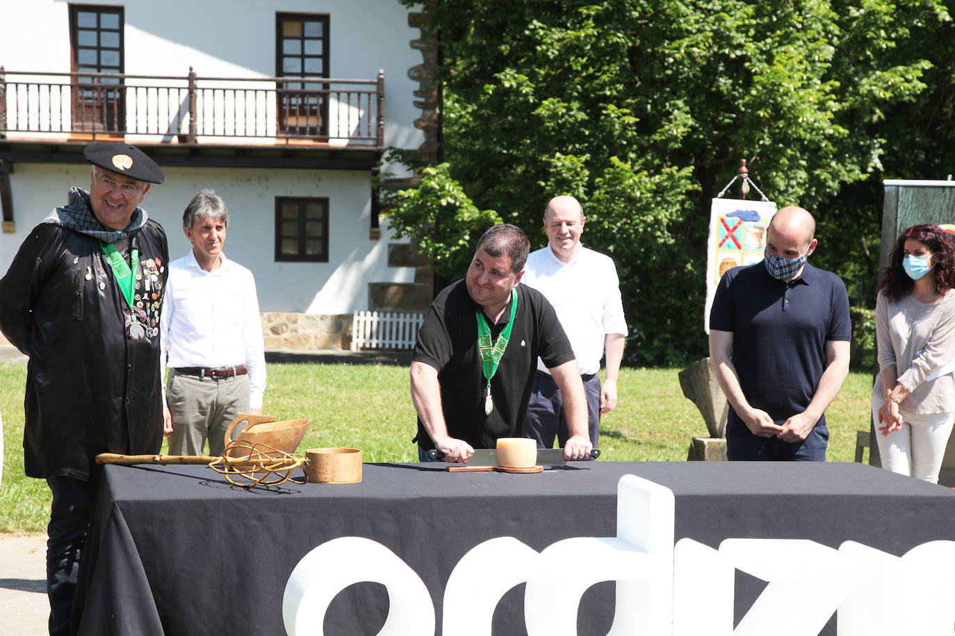 Ordizia ha recuperado este miércoles una nueva edición del Artzain eguna, aunque lo ha hecho con un único acto: la presentación del nuevo queso Idiazabal y el corte del mismo, que cada año realiza un popular personaje. Unai Campo, cocinero del restaurante Porrue de Bilbao y vinculado a la feria de Ordizia, ha sido la figura clave en una edición en la que que representantes del Gobierno Vasco y de la Diputación Foral de Gipuzkoa han seguido de forma telemática. No se ha podido celebrar, sin embargo, el tradicional paso de ovejas por el centro del pueblo