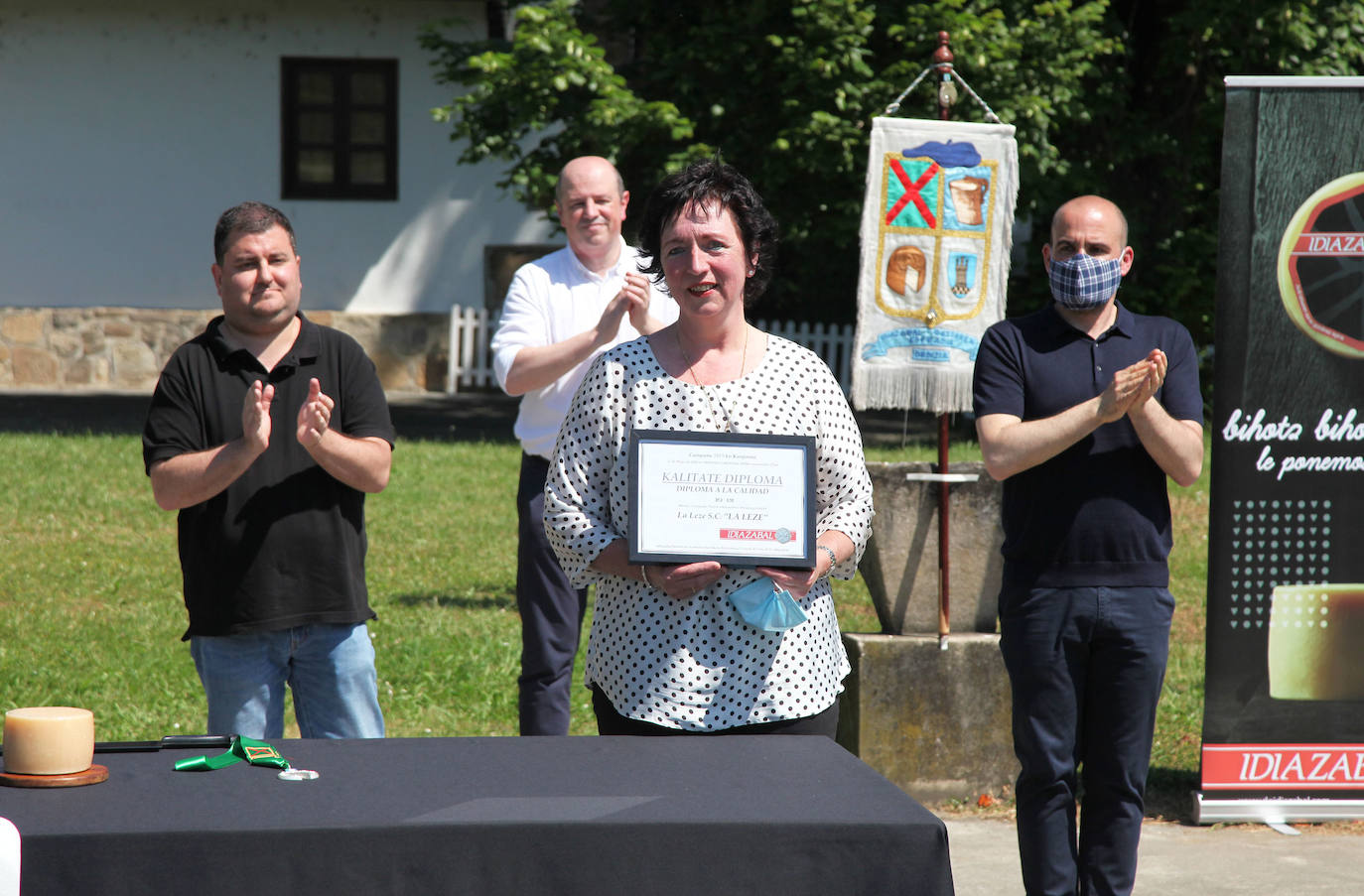 Ordizia ha recuperado este miércoles una nueva edición del Artzain eguna, aunque lo ha hecho con un único acto: la presentación del nuevo queso Idiazabal y el corte del mismo, que cada año realiza un popular personaje. Unai Campo, cocinero del restaurante Porrue de Bilbao y vinculado a la feria de Ordizia, ha sido la figura clave en una edición en la que que representantes del Gobierno Vasco y de la Diputación Foral de Gipuzkoa han seguido de forma telemática. No se ha podido celebrar, sin embargo, el tradicional paso de ovejas por el centro del pueblo