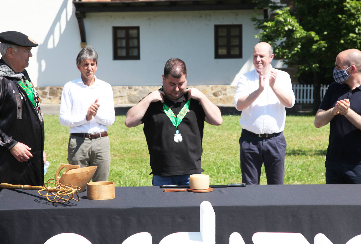 Ordizia ha recuperado este miércoles una nueva edición del Artzain eguna, aunque lo ha hecho con un único acto: la presentación del nuevo queso Idiazabal y el corte del mismo, que cada año realiza un popular personaje. Unai Campo, cocinero del restaurante Porrue de Bilbao y vinculado a la feria de Ordizia, ha sido la figura clave en una edición en la que que representantes del Gobierno Vasco y de la Diputación Foral de Gipuzkoa han seguido de forma telemática. No se ha podido celebrar, sin embargo, el tradicional paso de ovejas por el centro del pueblo
