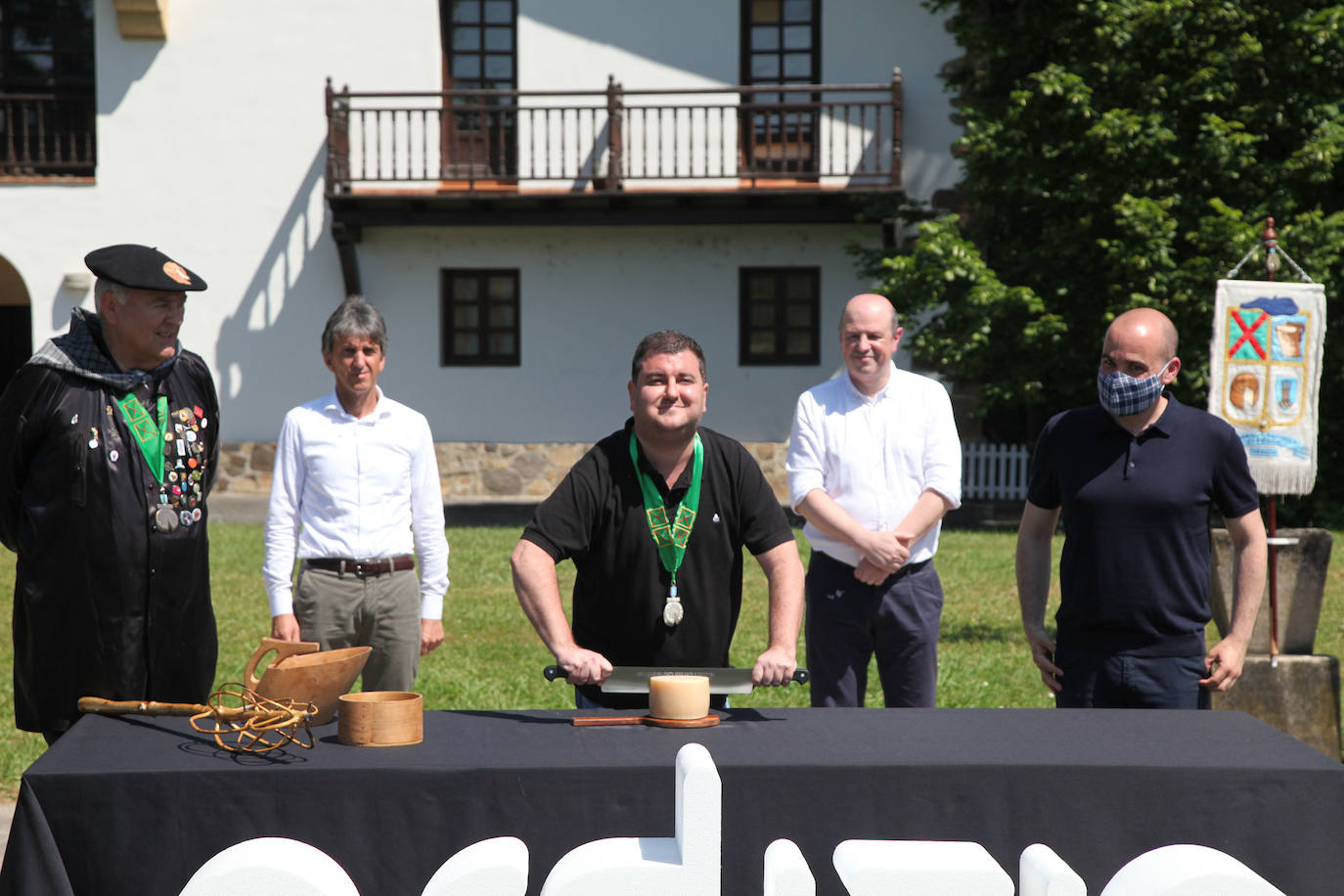 Ordizia ha recuperado este miércoles una nueva edición del Artzain eguna, aunque lo ha hecho con un único acto: la presentación del nuevo queso Idiazabal y el corte del mismo, que cada año realiza un popular personaje. Unai Campo, cocinero del restaurante Porrue de Bilbao y vinculado a la feria de Ordizia, ha sido la figura clave en una edición en la que que representantes del Gobierno Vasco y de la Diputación Foral de Gipuzkoa han seguido de forma telemática. No se ha podido celebrar, sin embargo, el tradicional paso de ovejas por el centro del pueblo